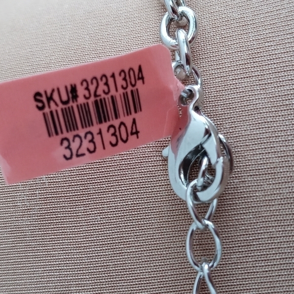 Beautiful navy blue center with faux diamond accents beautiful piece - Picture 5 of 5